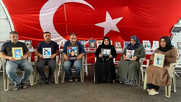Diyarbakır anneleri kavurucu sıcakta da evlat nöbetinde