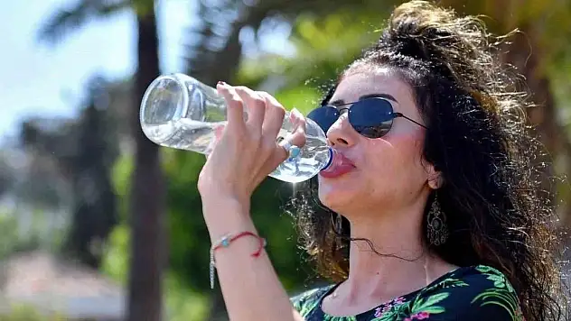 Diyetisyenden su uyarısı: Yaz aylarında yeterli su tüketimi önemli!