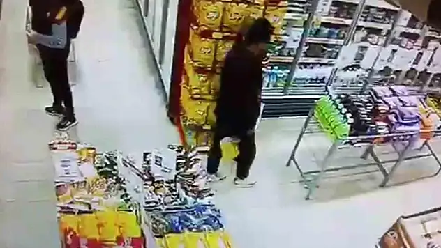 Dolaptan aldığı ürünlerin ücretini ödemeden yoluna devam etti