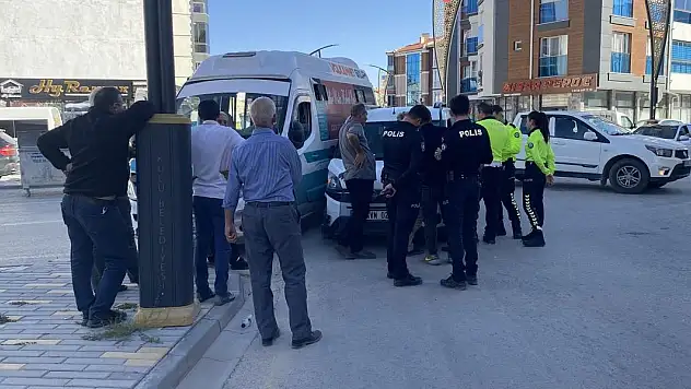 Dolmuş ile hafif ticari araç çarpıştı: 1 yaralı