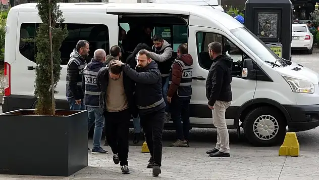 Döviz bürosundan 390 bin dolar ile 185 bin avro çaldılar