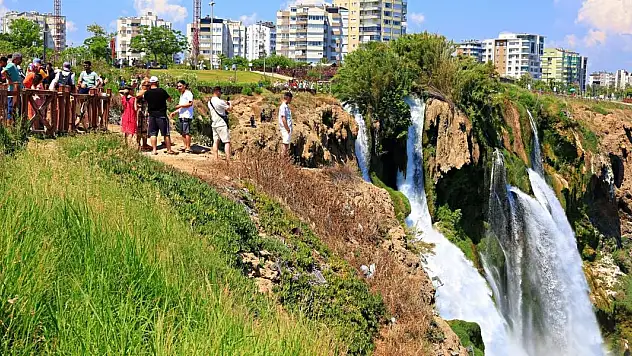 Düden Şelalesi'ne tatilci akını