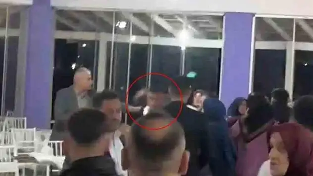 Düğün salonu boks ringine döndü: Davetliler böyle kaçıştı