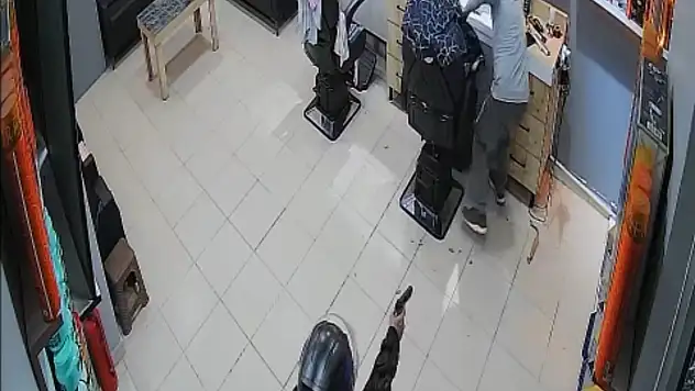 Dükkana girdi berbere ateş etti! O anlar kamerada!