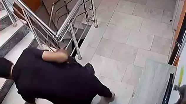 Dükkana girer gibi numaralarını seçti, çaldı kaçtı!