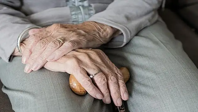 Dünya nüfusu yaşlanırken krizlerden en çok etkilenen yaşlıların gereksinimleri göz ardı ediliyor