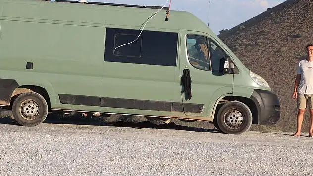 Dünya turuna çıkan İngiliz çift Karapınar'da kamp yaptı