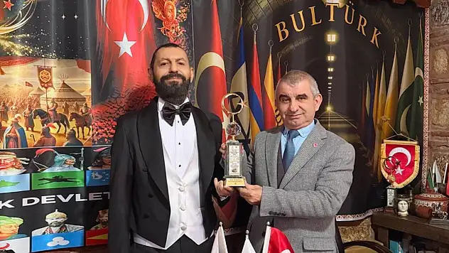 Dünyaca ünlü yazar Akif Manaf'a BULTÜRK Barış Ödülü verildi