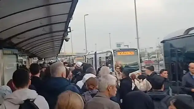 Durakta bayılan çocuk metrobüsün altında kaldı