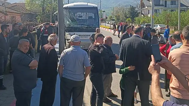 Düzce'de halk otobüsü aydınlatma direğine çarptı: 16 yaralı