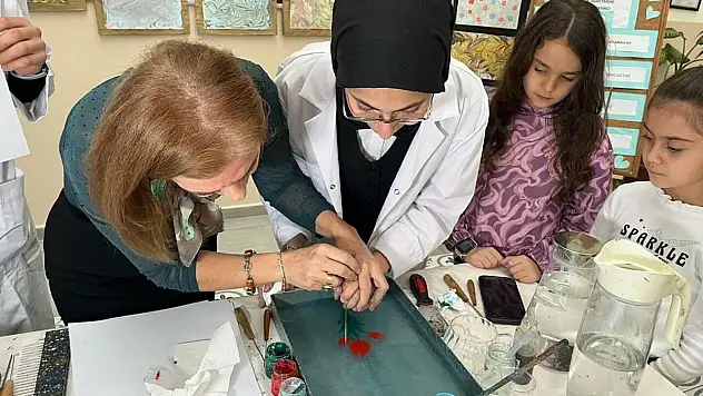 Ebru sanatı ile fizik öğreniyorlar