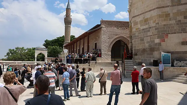 Ecdadın başkentinde zaman durdu! Konya'da Selçuklu Sultanlarına saygı nöbeti!