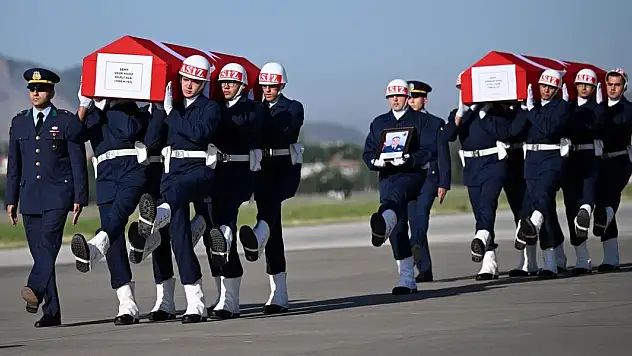 Eğitim uçağında şehit olan pilotlar için tören düzenlendi