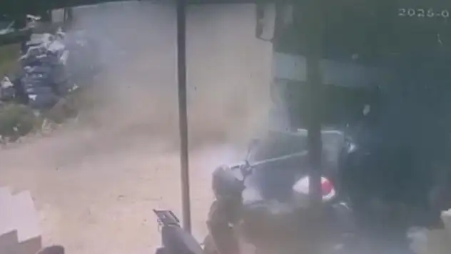 Ehliyetsiz sürücünün kullandığı kamyon iş yerlerine daldı