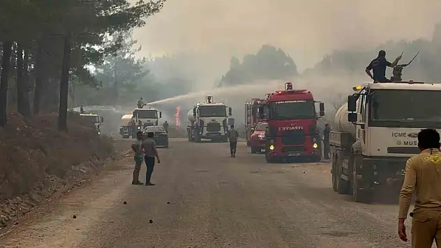Ekipler alevlere duvar ördü, direniyor