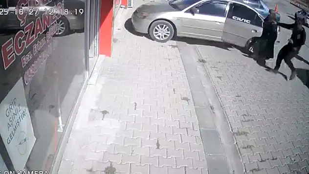 El freni çekilmeyen araç eczaneye girdi