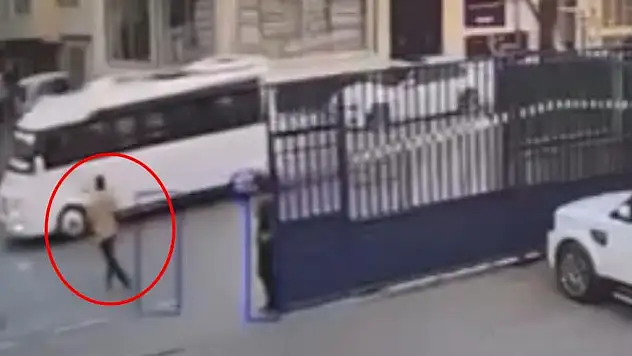 El freni çekilmeyen minibüsü durdurdu