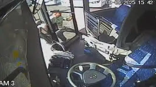 El freni çekilmeyen otobüs, başka otobüse çarptı