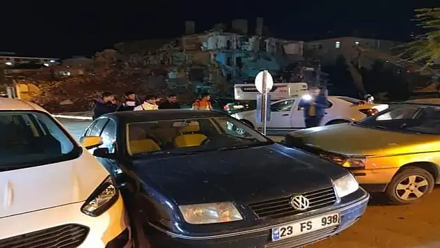 Elazığ'da 4 araçlı zincirleme kaza: Savrulan aracın çarptığı yaya ağır yaralandı