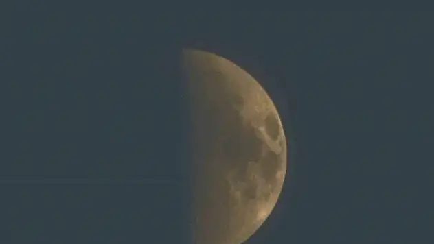 Elazığ'da yarım ay manzarası mest etti