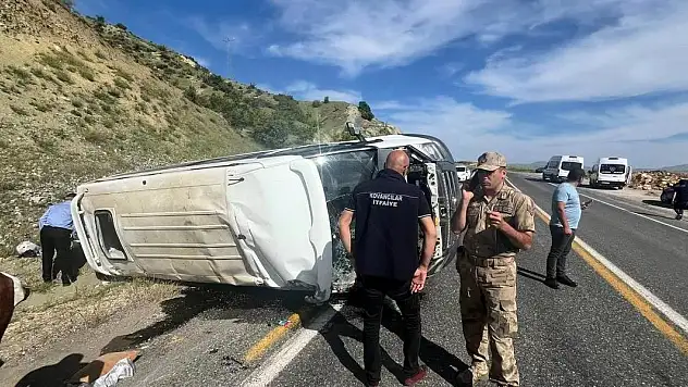 Elazığ'da yolcu minibüsü takla attı