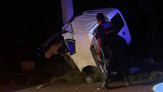 Elektrik direğine çarpan araç hurdaya döndü: 2 ölü, 2 yaralı