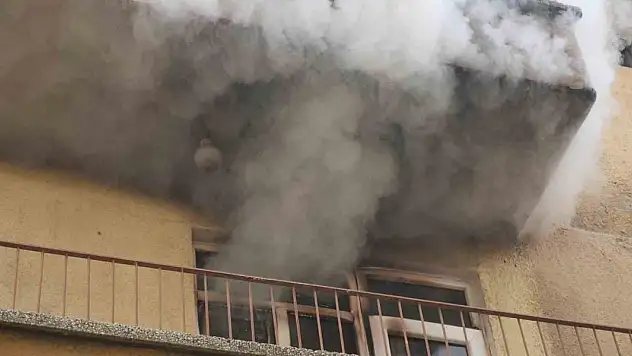 Elektrikli şofben evi yaktı, 4 kişi dumandan etkilendi