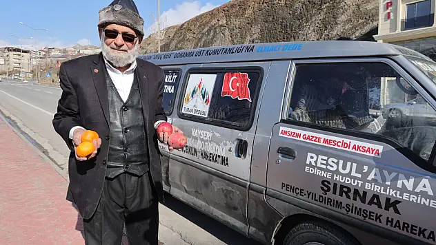 'Elmacı Dede' Hakkari'deki askerlere elma ve mandalina getirdi