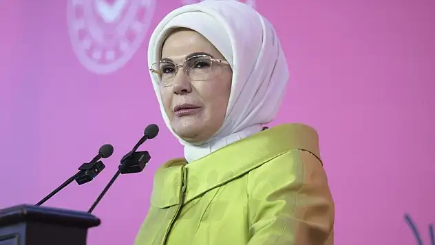 Emine Erdoğan: Aileyi dünyada yeniden hak ettiği saygın konuma yükseltebiliriz