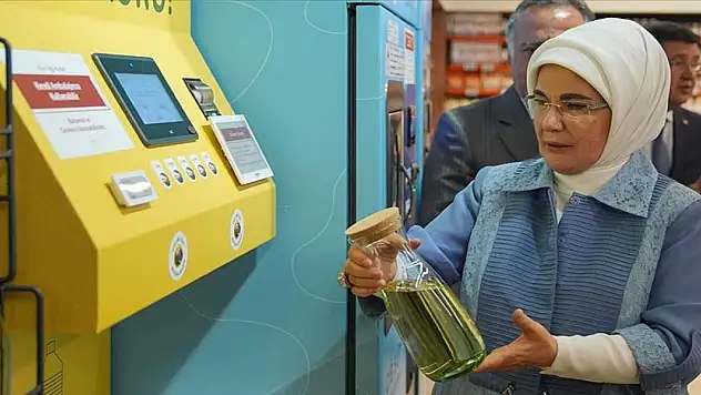 Emine Erdoğan, atıksız alışverişi teşvik eden marketi ziyaret etti