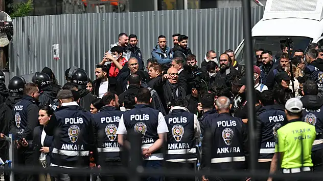 Emniyet ekipleri, CHP Genel Merkezi'ne girdi