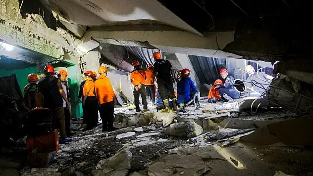 Endonezya'da okul binası çöktü: 3 ölü, 99 yaralı