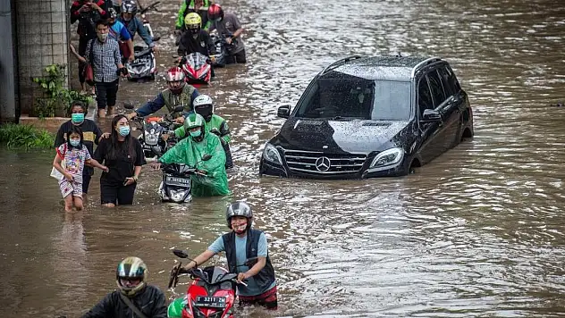 Endonezya'da sel ve toprak kayması: 15 ölü