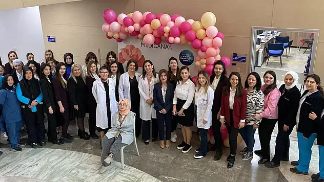 Engelsiz kadın ressama Medicana Konya'dan destek