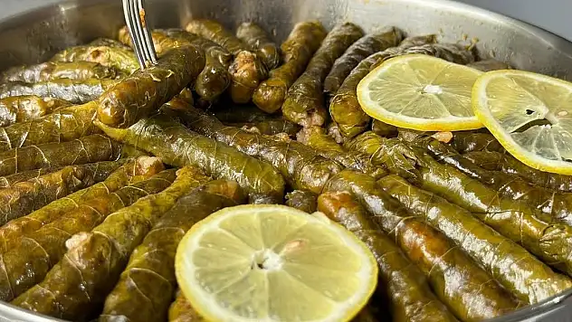 Enginar'dan sonra sarmayı da böyle pişiriyorlar! İzmirlilerin sarma pişirme yöntemi