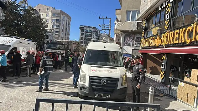 Enkaz altında kalan bir kişinin cansız bedeni çıkartıldı
