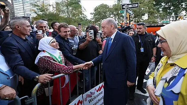 Erdoğan, ABD'deki Türkevi'nde sevgi gösterileriyle karşılandı