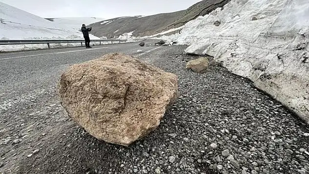Eriyen kar nedeniyle Ardahan-Ardanuç kara yoluna kaya parçaları düştü