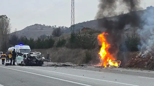 Erzincan'da iki otomobil çarpıştı, 5 kişi hayatını kaybetti