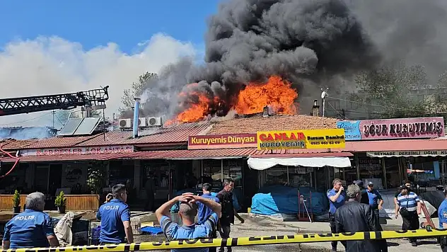 Erzincan'da sıralı dükkanların çatısında yangın