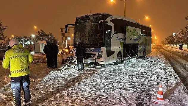 Erzincan'da yolcu otobüsü aydınlatma direğine çarptı: 2 kişi yaralandı