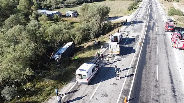 Erzincan'da yolcu otobüsünün devrilmesi sonucu 14 kişi yaralandı