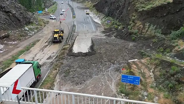 Erzurum-Artvin karayolunda heyelan