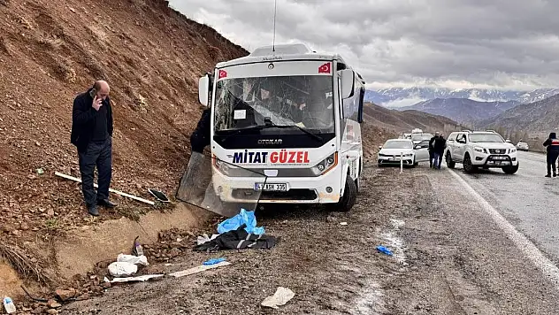 Erzurum'da servis midibüsü yamaca çarptı: 1 ölü, 16 yaralı