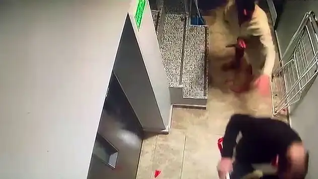 Eşi ve sevgilisini otelde basarak yaraladı