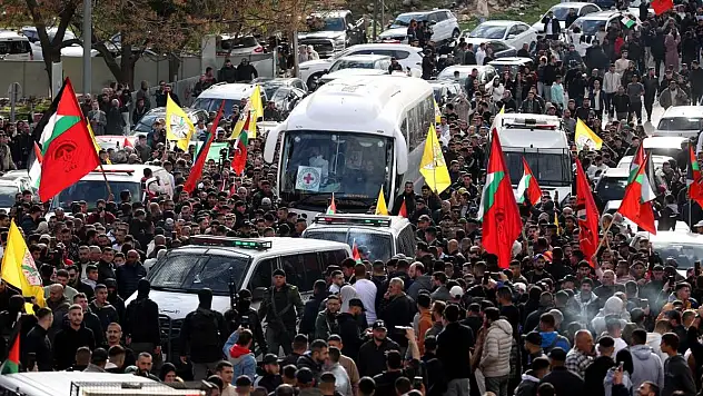Esirler, İsrail'in zorla giydirdiği Davut yıldızlı kıyafetleri ateşe verdi
