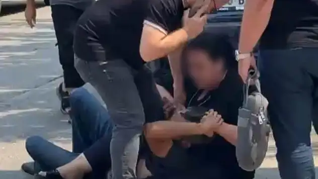 Eski kocasını caddede yere yatırarak dövdü!