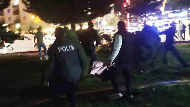 Eski-yeni sevgili kavgası! Hareketli dakikalar kamerada