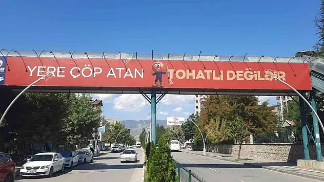 Esprili pankartlarla çevre bilinci aşılanıyor