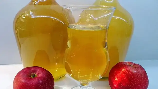 Evde kendi sirkenizi kendiniz yapın. Elma sirkesinin daha hızlı olmasını sağlayan tarif